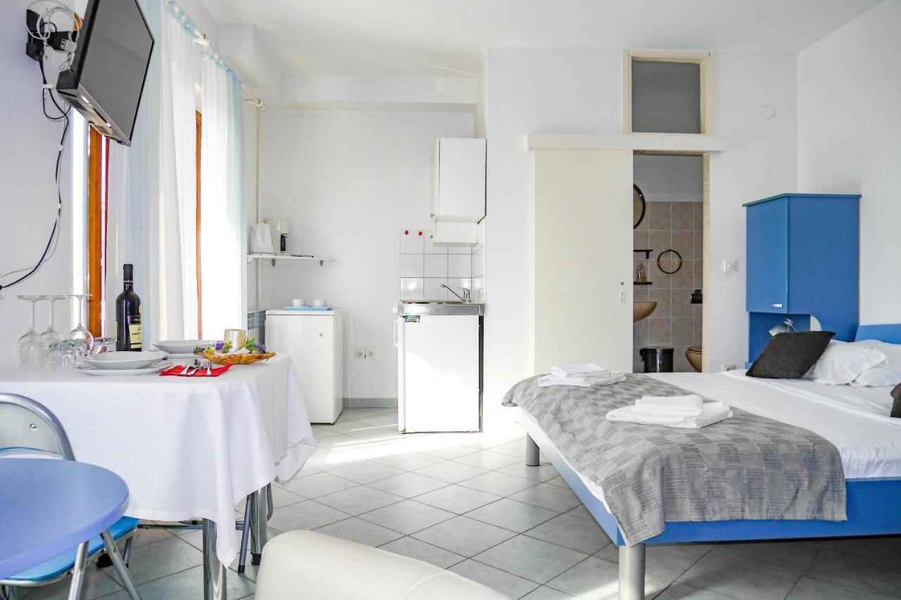 Apartments Beach Dugi Rat Bagian luar foto