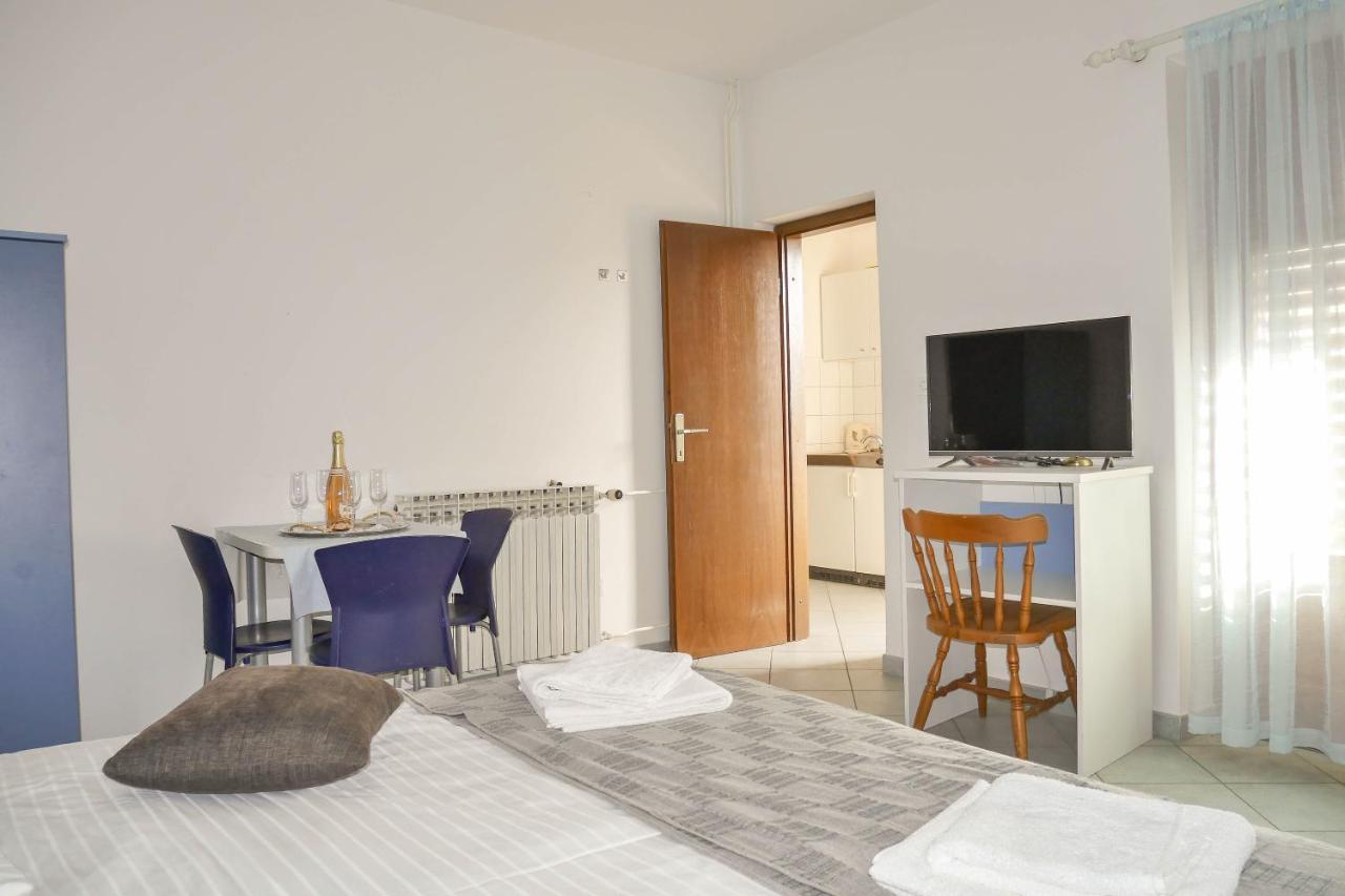 Apartments Beach Dugi Rat Bagian luar foto
