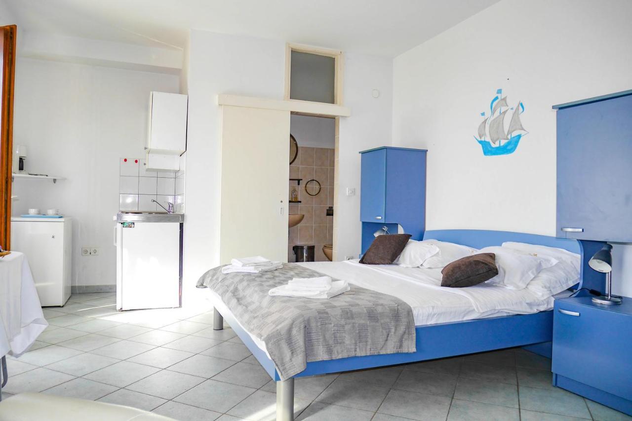 Apartments Beach Dugi Rat Bagian luar foto