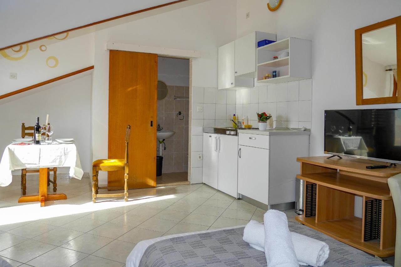Apartments Beach Dugi Rat Bagian luar foto